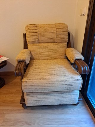 Sofá de 3 plazas, y 2 sillones de salón beige