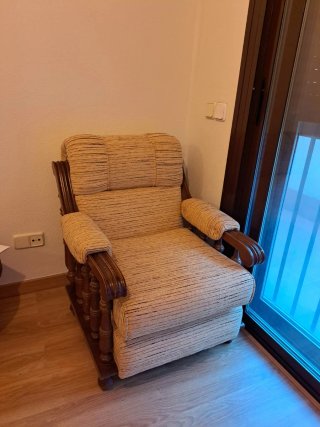Sofá de 3 plazas, y 2 sillones de salón beige