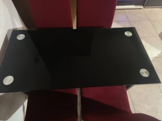Mesa comedor cristal negra y metal 4 sillas blanca