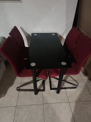 Mesa comedor cristal negra y metal 4 sillas blanca