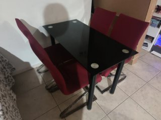 Mesa comedor cristal negra y metal 4 sillas blanca