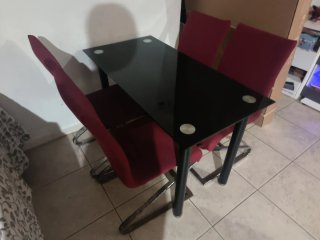Mesa comedor cristal negra y metal 4 sillas blanca
