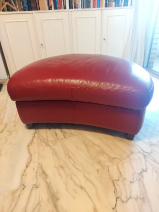Puf de piel rojo vino
