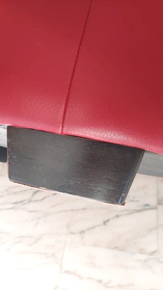 Puf de piel rojo vino