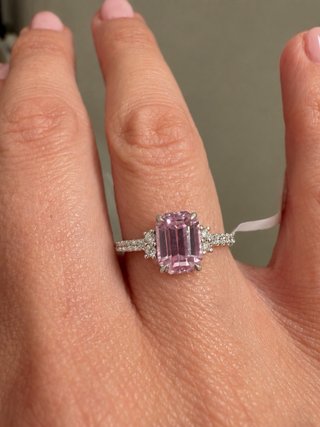 Anillo Kunzita 2.25 ct y Diamantes Oro 14K