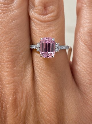 Anillo Kunzita 2.25 ct y Diamantes Oro 14K