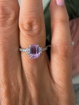 Anillo Kunzita 2.25 ct y Diamantes Oro 14K