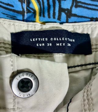 Pantalón corto gris claro joven