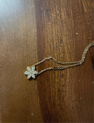 Collar Guess Flor con Cristales Dorados