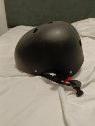 Casco negro para patinaje
