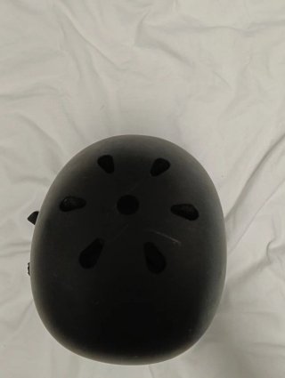 Casco negro para patinaje