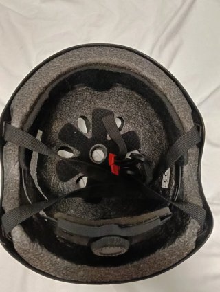 Casco negro para patinaje