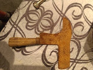 Antigua herramienta  con mango de madera