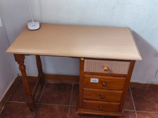 Escritorio de madera con cajones