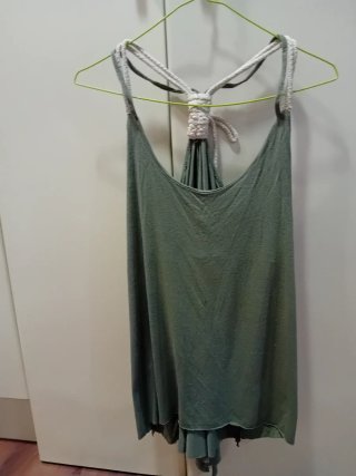 Camiseta verde con tirantes y nudo