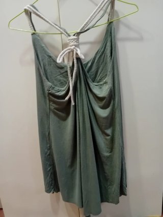 Camiseta verde con tirantes y nudo
