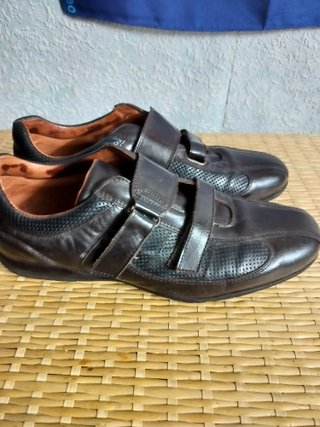 Zapatos de hombre marrones con velcro