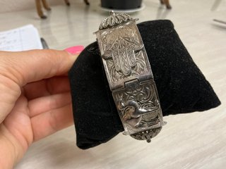 Brazalete plateado con filigrana