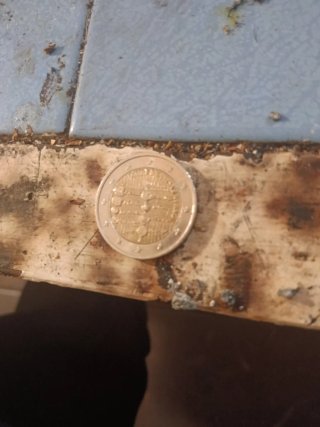 Moneda rara con escritura árabe