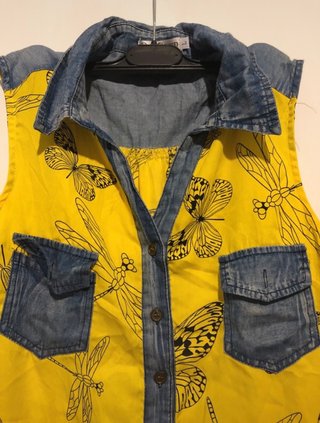 Camisa sin mangas con estampado de mariposas