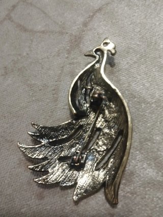 Broche pavo real con pedrería