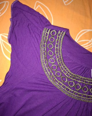 Camiseta cuello bordado hilo