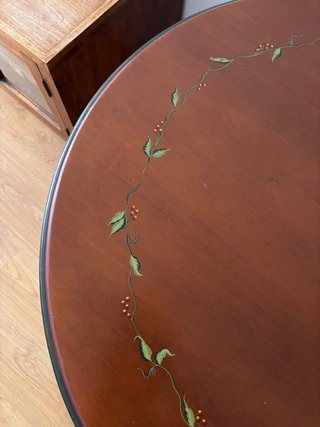 Mesa vintage de madera con flores