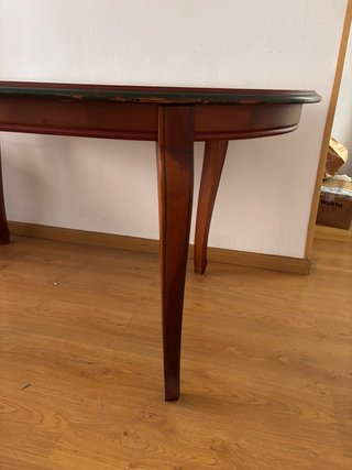 Mesa vintage de madera con flores