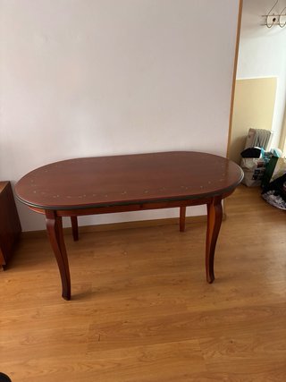 Mesa vintage de madera con flores