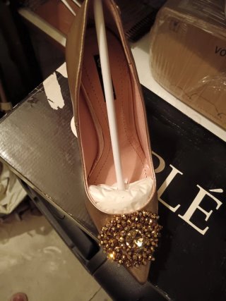 Zapatos dorados con pedrería