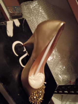 Zapatos dorados con pedrería