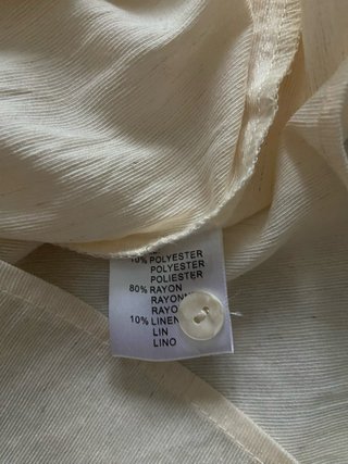 Camisa beige con cuello bordado