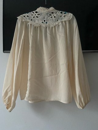 Camisa beige con cuello bordado