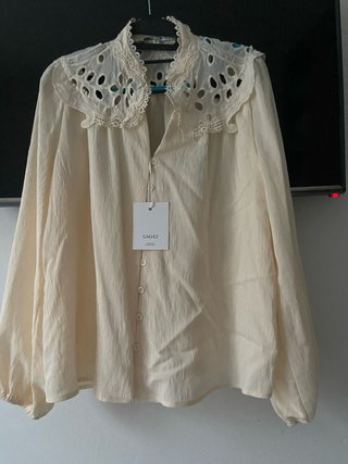 Camisa beige con cuello bordado