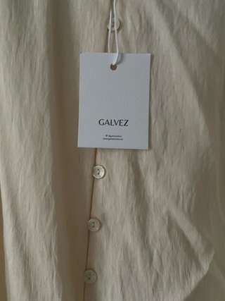 Camisa beige con cuello bordado