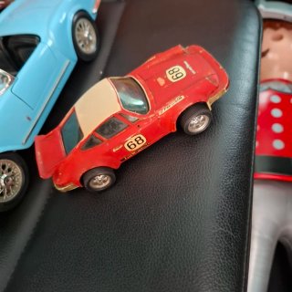 Coche de escalextric rojo con dorsal 68