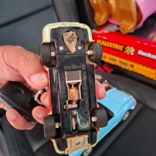Coche de escalextric rojo con dorsal 68