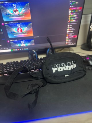 Riñonera Nike Negra y otra Adidas