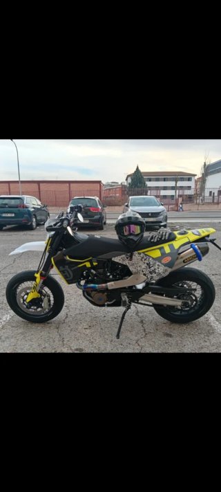 Husqvarna 701 Supermoto Blanca y Amarilla