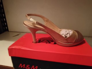 Zapatos dorados de tacón