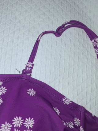 Bikini banda morado flores blancas