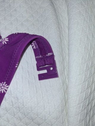 Bikini banda morado flores blancas