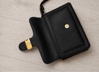 Bolso Coach Negro con Detalles Dorados