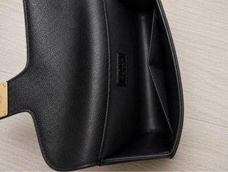Bolso Coach Negro con Detalles Dorados