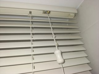 Persiana veneciana de madera blanca 60cm.
