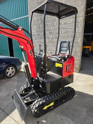Miniexcavadora compacta roja
