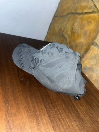 Gorra Nike Gris con Logo Repetido