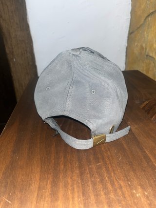Gorra Nike Gris con Logo Repetido