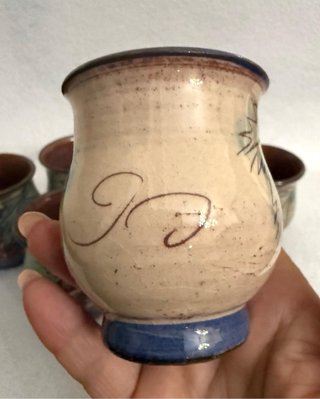 Antichi bicchieri in terracotta decorati