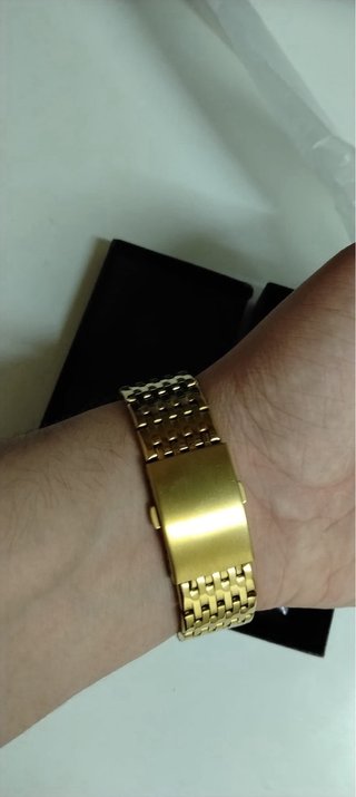 Reloj de pulsera dorado y azul